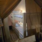 Lits superposés chambre enfants tente Safari Lits superposés en bois chaleureux pour enfants dans tente Safari